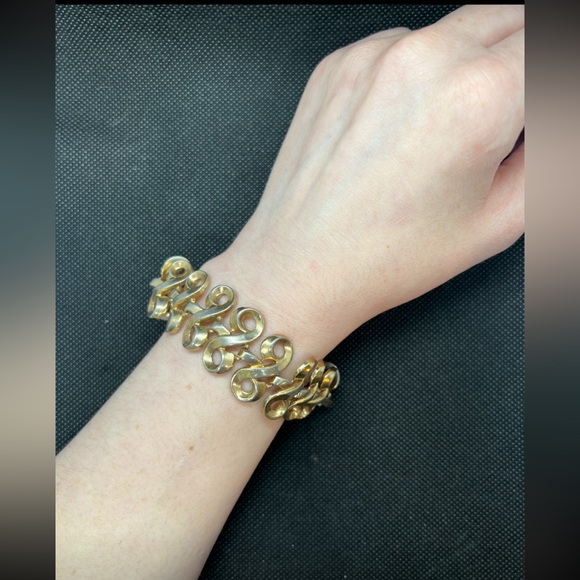 1960s Trifari Gold Tone Swirl Bracelet Fold Over clasp closure - Picture 2 of 14